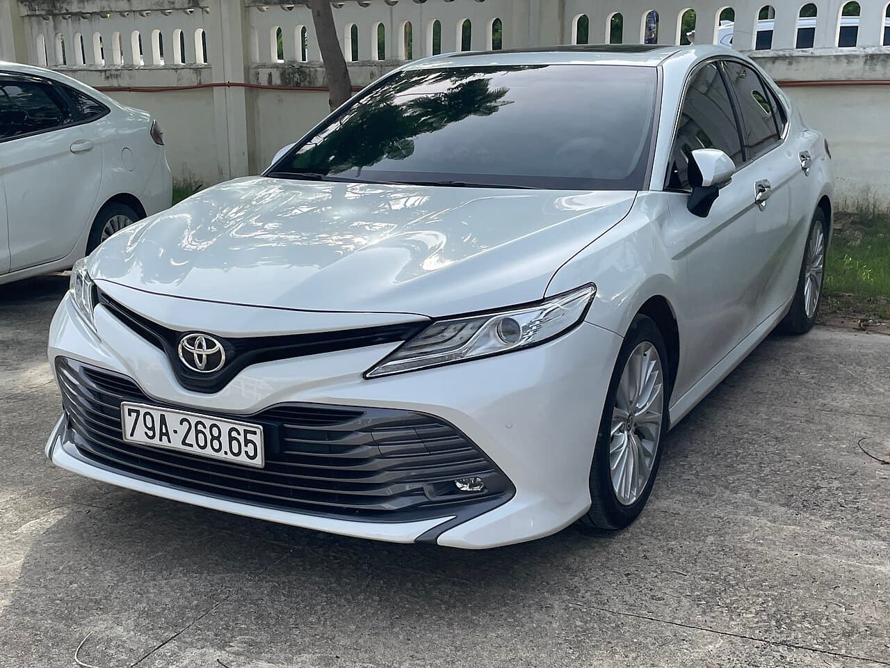 Toyota Camry LE photo 2